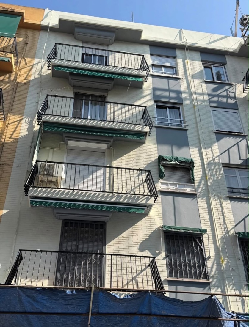 Fachada restaurada mediante trabajos verticales, con cuerdas de acceso visibles