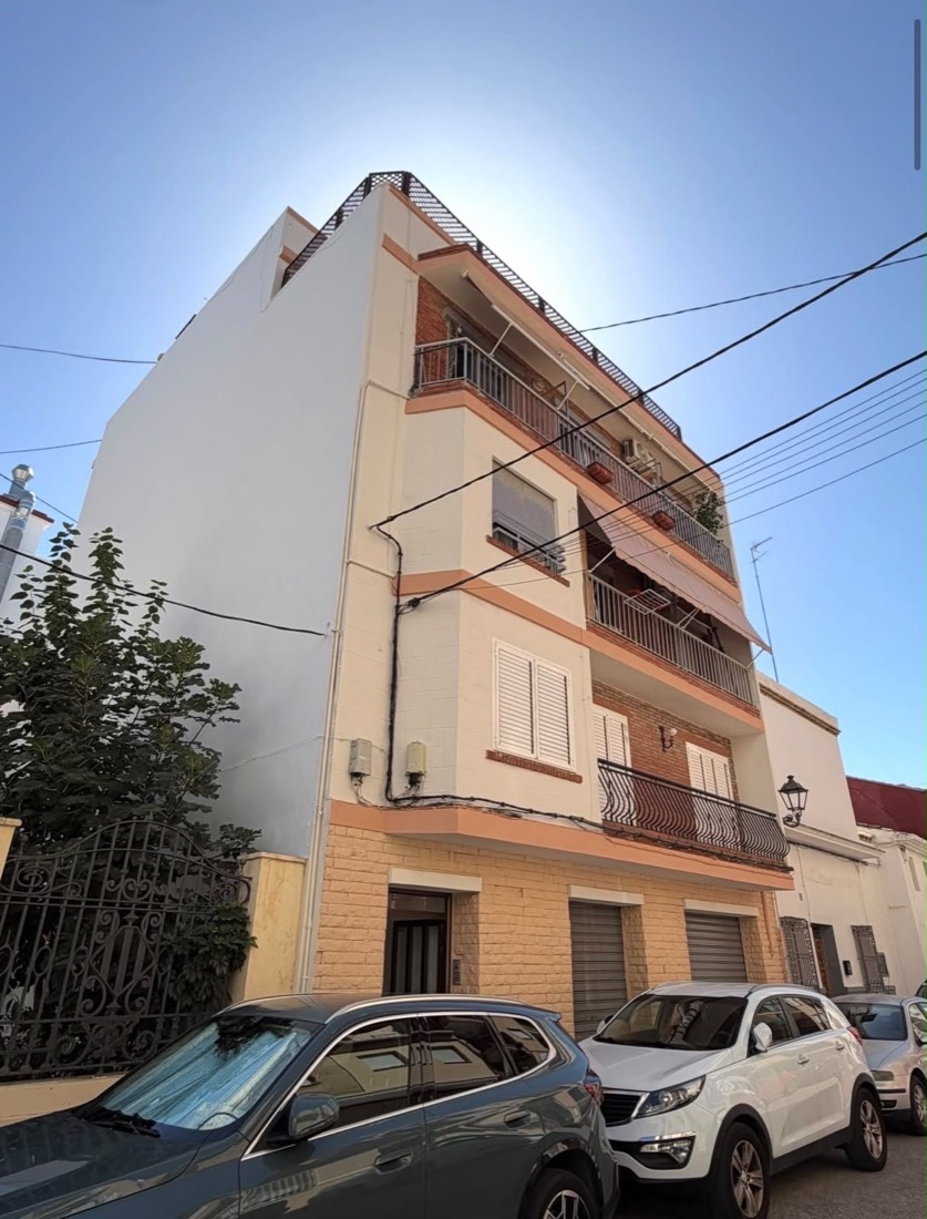 Edificio con la medianera lateral ya restaurada