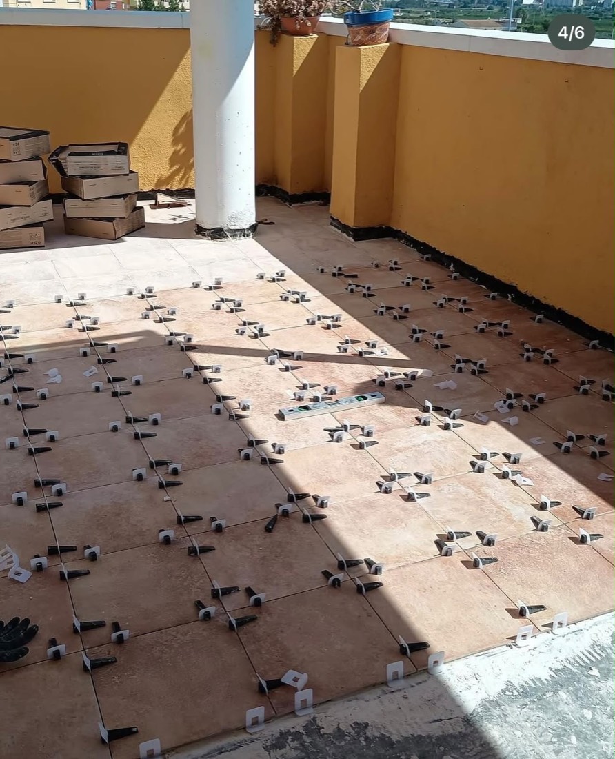 Paso 2: colocación de baldosas niveladas en terraza